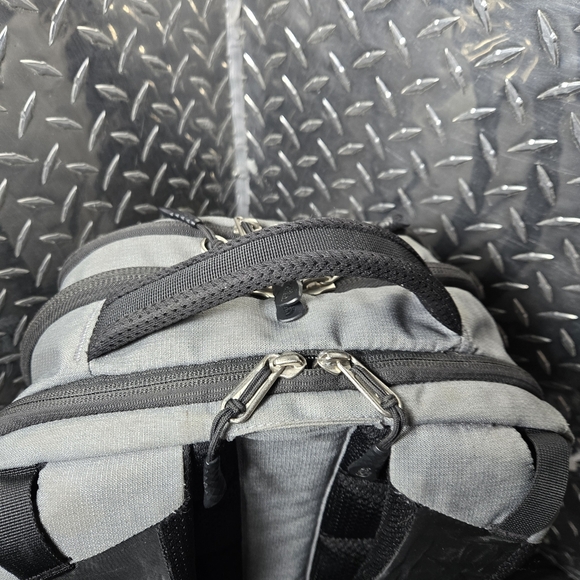 The North Face Recon Backback - Picture 2 of 10